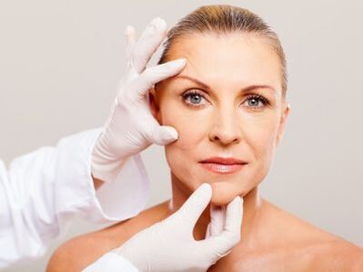 Esteticista examina a pel facial do paciente